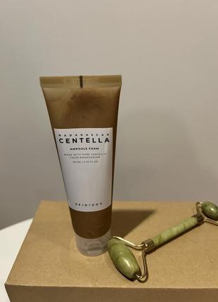 Набор для кожи лица skin1004 madagascar centella ampoule foam + ролик для лица