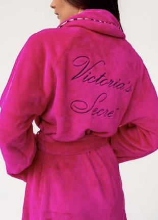 Халат ярко-розовый logo short cozy robe pink victoria ́s secret2 фото