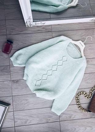 Светр в красивому кольорі