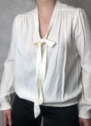 Романтичная блуза biaggini charles vogele с декольте и бантом в викторианском стиле свободный крой размер s айвори вечерняя нарядная блузка1 фото