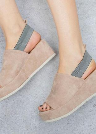 Стильные бежевые замшевые босоножки сандалии на платформе массивные модные