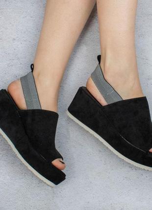 Стильные черные замшевые босоножки сандалии на платформе массивные модные