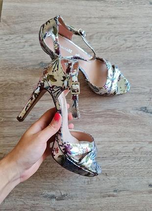 Босоніжки в квіти mariamare на високому каблуку