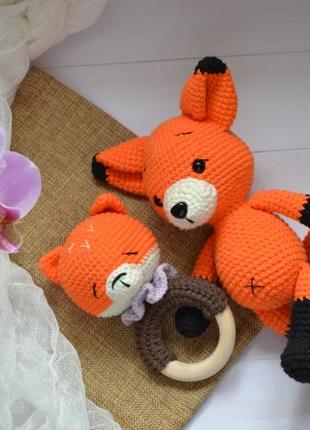 Набір подарунок для малюка, брязкальце вʼязане і іграшка лис лисичка