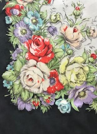 Очень красивый винтажный платок в цветы.