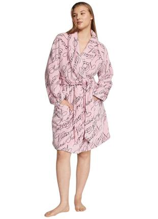 Плюшевый халат victoria’s secret short cozy robe light pink logo xs/s розовый