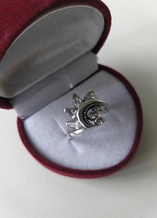 Серебряное кольцо. серебро 925 проба с трезубцем. фианиты.3 фото