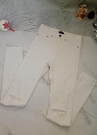 Женские белые джинсы с рваными коленями🤍6 фото