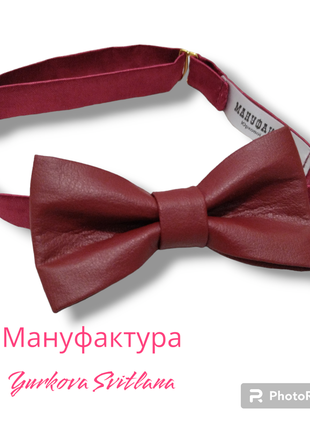 Кожаные подтяжки и галстук бабочка.