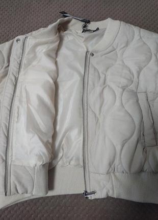 Женская куртка бомпер бежевого цвета, l5 фото