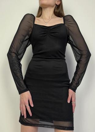 Черное платье с рукавами сеткой с драпировкой на груди4 фото