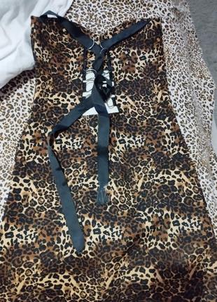 Платье платье леопард с завязками и открытой спинкой.2 фото