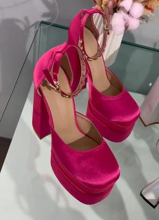 Рожеві туфлі на платформі у стилі versace