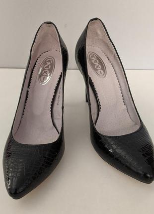 Женские лаковые кожаные туфли на каблуке3 фото