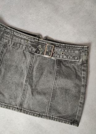 Серая джинсовая женская короткая мини юбка на низкой посадке8 фото