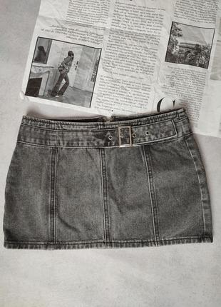 Джинсовая темно серая короткая мини юбка на низкой посадке с пряжкой7 фото