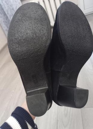 Черные замшевые сапожки rieker antistress. размер 42, стелька 28 см, каблуки 7 см. купленные в фирменном магазине. возможен торг.5 фото