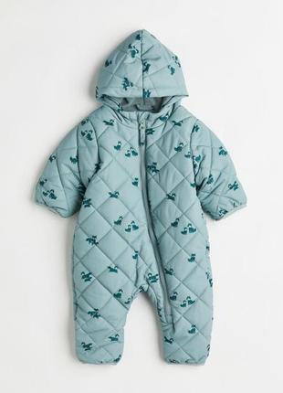 Легкий стеганный цельный комбинезон, с мягкой флисовой подкладкой. состояние идеальное, одевалось пару раз. подходит на евро зиму и весну/осень.