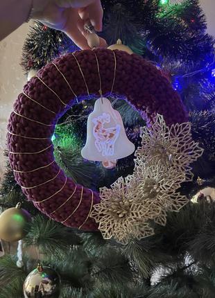 Рождественский венчик ручной работы с украшением из эпоксидной смолы.