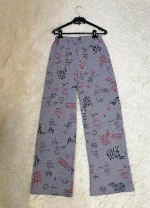 Стильные брюки с надписями