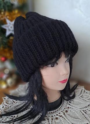 Черная стильная шапочка с отворотом3 фото