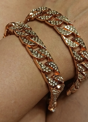 Шикарный женский браслет с камушками.