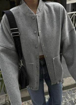 Теплый бомбер на подкладке в стиле oversize.