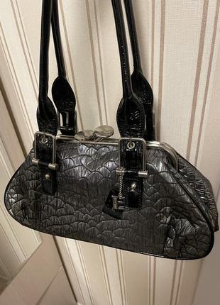 Очень стильная сумка багет серебро лак черная bullaggi