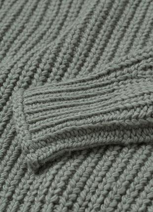 Оливковый свитер крупной вязки с высокой горловиной4 фото