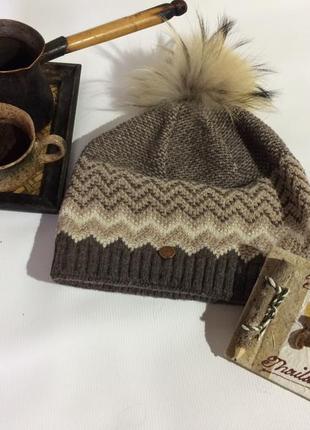 Женская зимняя коричневая шапка с бубоном