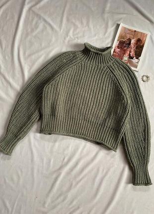 Оливковый свитер крупной вязки с высокой горловиной5 фото