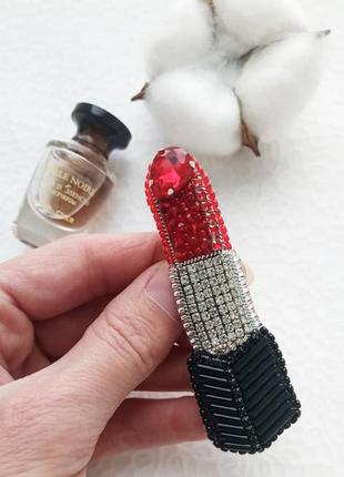 Стильная брошь губная помада