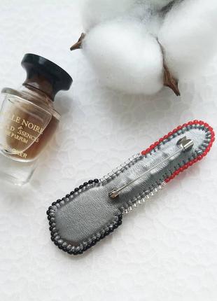 Стильная брошь губная помада