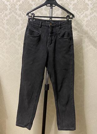 Темно серые джинсы мом