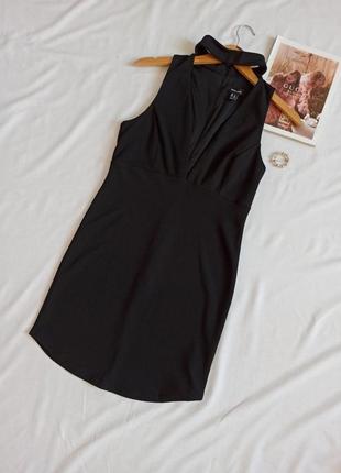 Чёрное платье мини с глубоким декольте и чокером