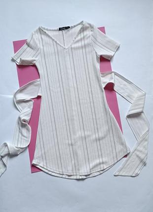 Супермодное короткое брендовое платье в полоску с завязками boohoo