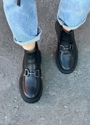 Черевики чоботи зимові челсі з пряжкою ланцюжком брошкою на підборах на платформі чорні3 фото