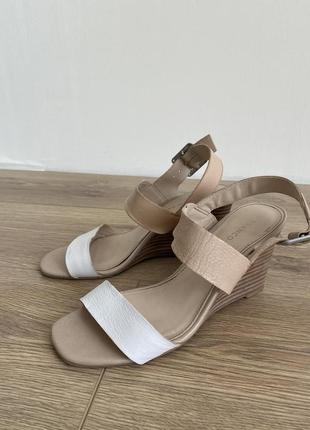 Босоножки franco sarto на танкетке кожа