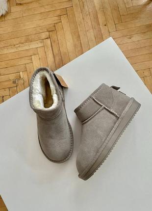 Темно сіро-бежеві ультра короткі угги з натуральної замші на низькій платформі