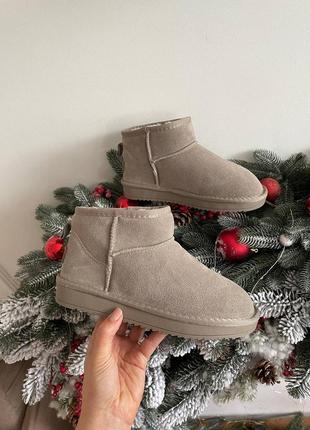 Темно сіро-бежеві ультра короткі угги з натуральної замші на низькій платформі