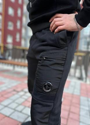 Мужские штаны черные c.p. company с нейлоновыми вставками2 фото