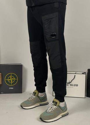 Чоловічі штани чорні c.p. company з нейлоновими вставками5 фото