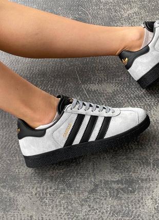 Стильные женские кроссовки adidas gazelle light grey black светло-серые с чёрным