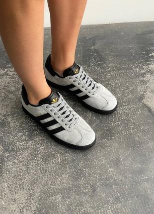 Стильные женские кроссовки adidas gazelle light grey black светло-серые с чёрным2 фото