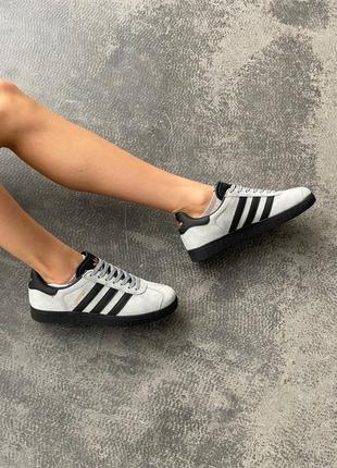 Стильные женские кроссовки adidas gazelle light grey black светло-серые с чёрным4 фото