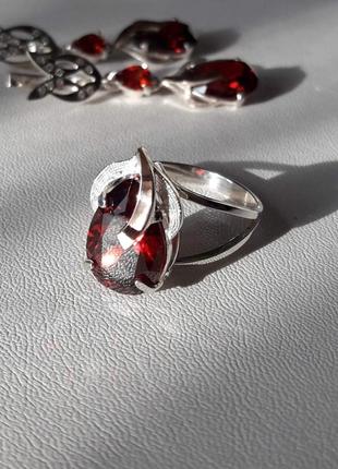 🫧 19.5 размер кольцо серебро с золотом цирконий красный3 фото