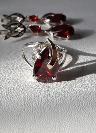 🫧 19.5 размер кольцо серебро с золотом цирконий красный2 фото