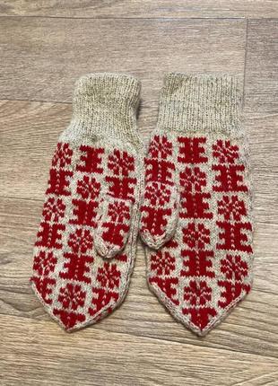 Женские вязаные варежки с узором