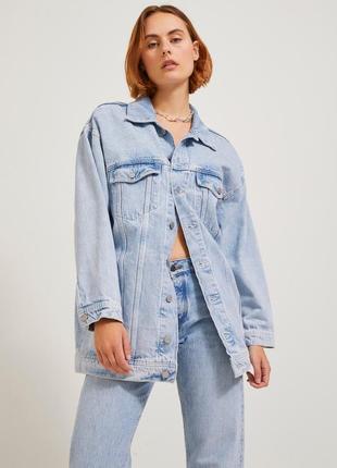 Удлиненная женская джинсовая куртка