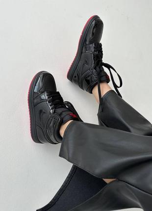 Крутые женские кроссовки nike air jordan 1 retro patent black red premium чёрные лаковые2 фото